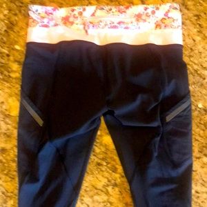 Lululemon cropped leggings size 6 pink floral waistband